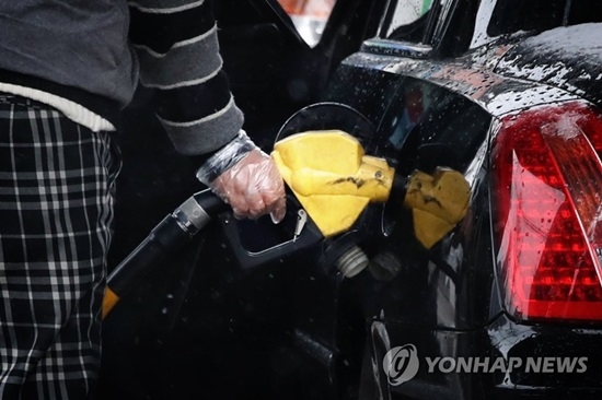 `코로나19` 영향, 전국 주유소 기름값 한 달째 하락 `코로나19` 영향, 전국 주유소 기름값 한 달째 하락