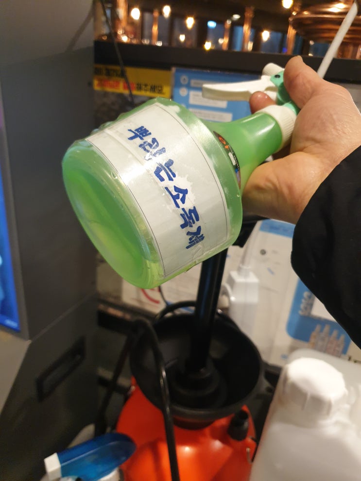  손잡이와 버튼도 수시로 소독합니다.