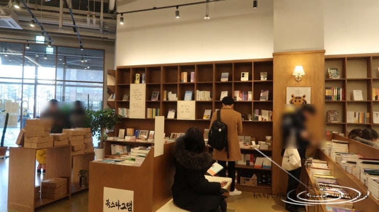  광교 앨리웨이 북 카페 책 발전소 책도 읽고 커피도 있는 카페