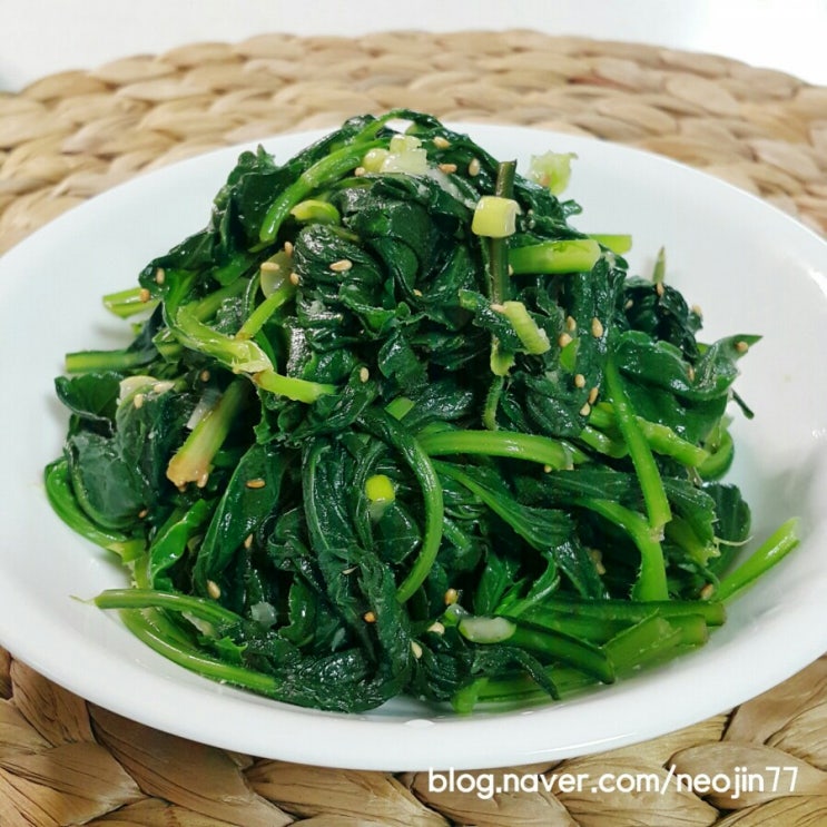 봄나물의 알싸한 맛 취나물무침 봄나물의 알싸한 맛 취나물무침
