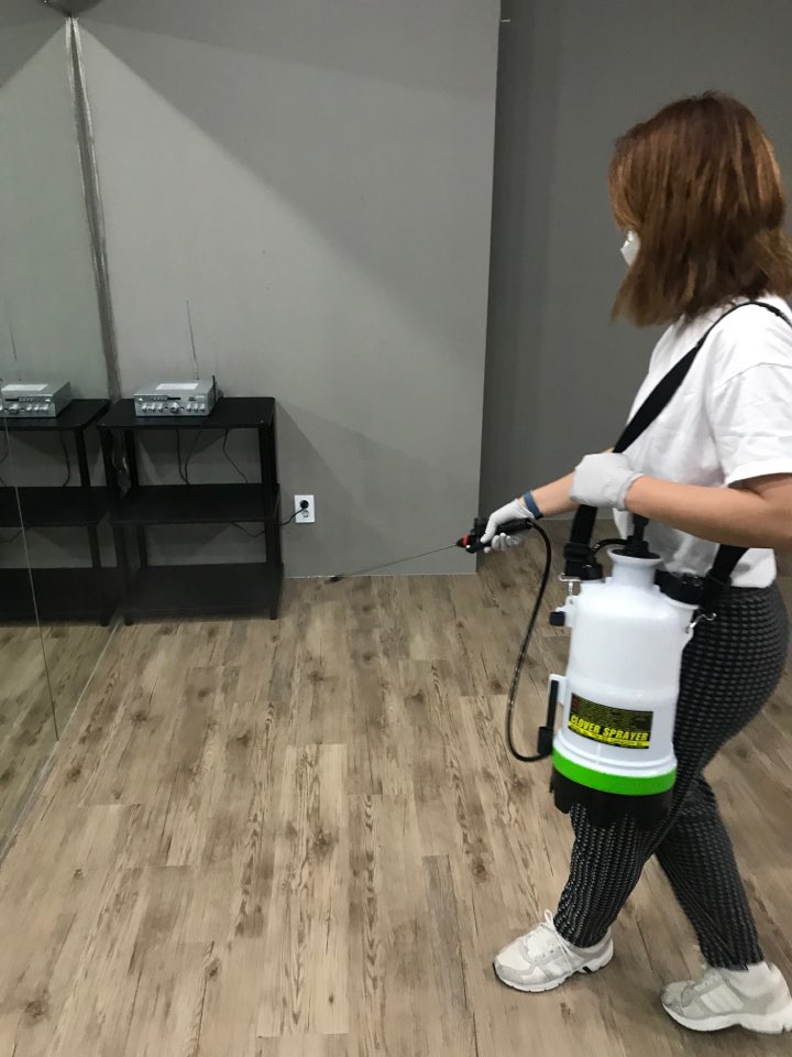  코로나19 비상사태 학원 휴원과 자체방역 중
