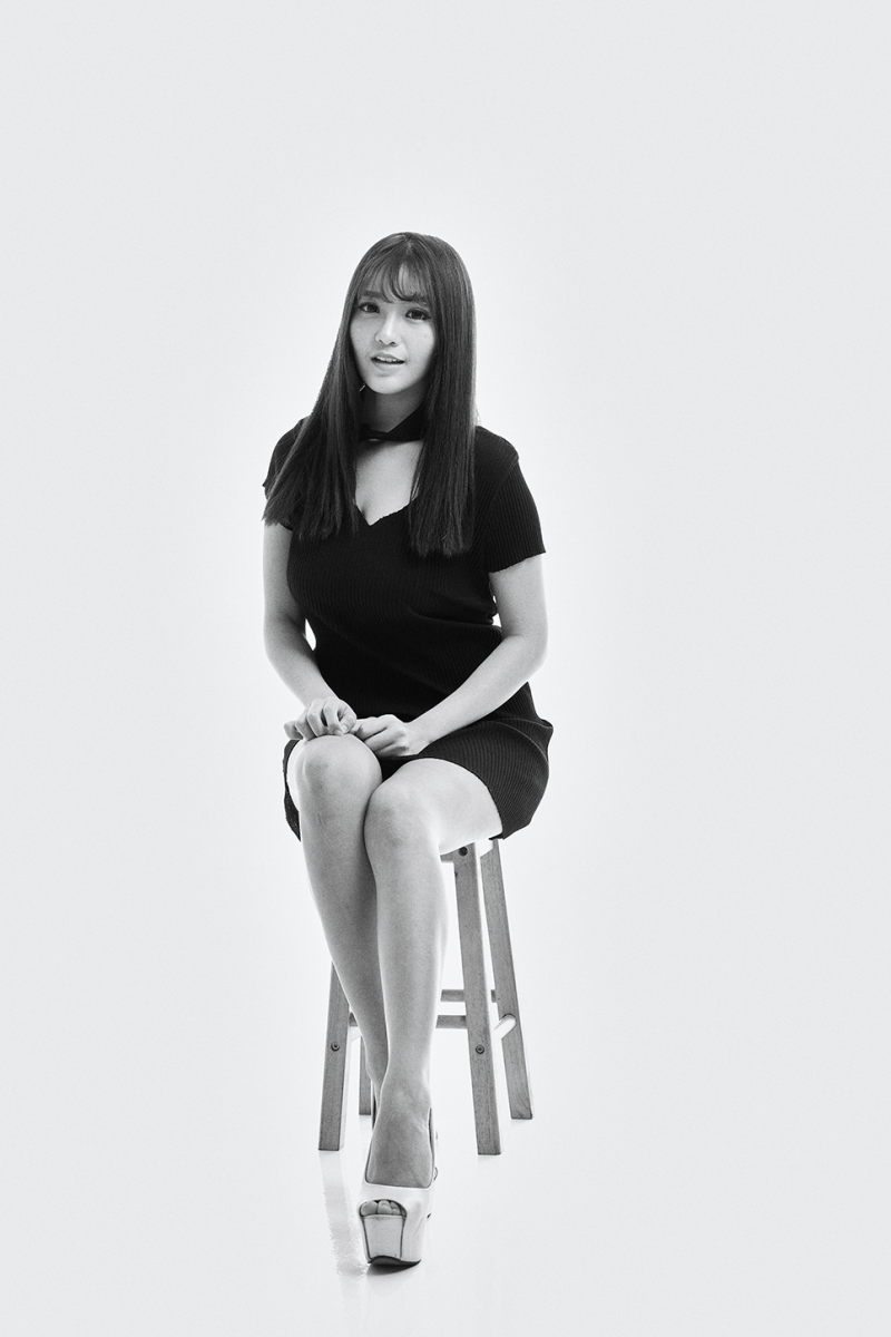 여름 해변에서의 섹시 비키니 댄스, image size:800x1200