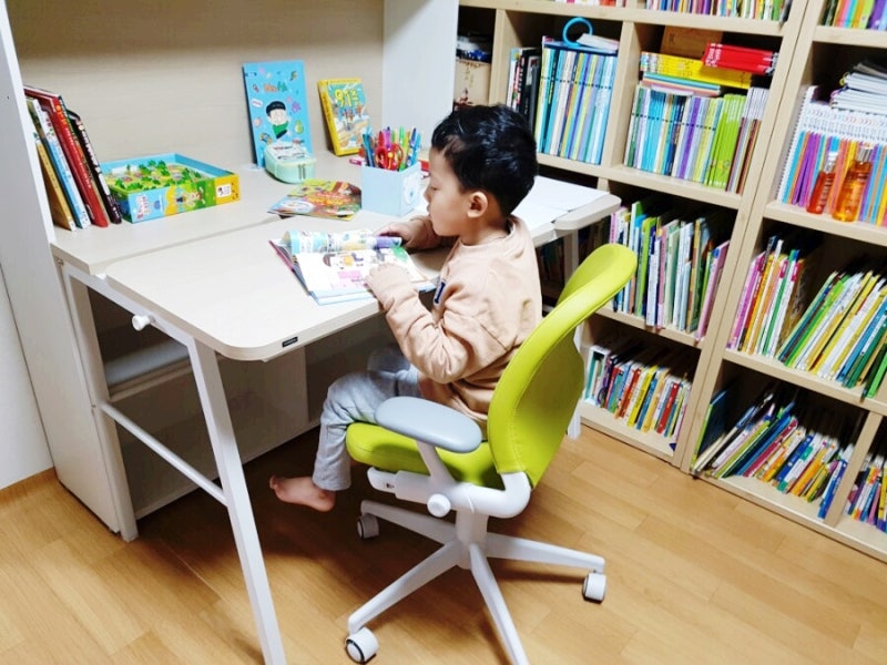 한샘 인기책상 티오 각도조절 책상세트로 공부방 만들었어요.