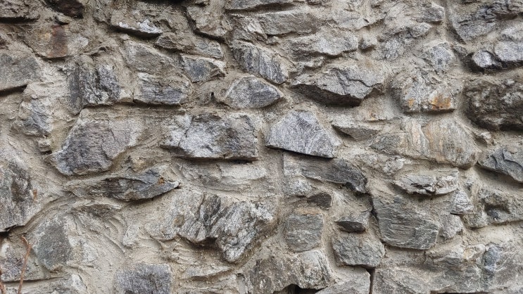자연석 조경석 막쌓기 몰탈 철때반죽 돌 담장 돌담 난석 석축쌓기 마감 뷰