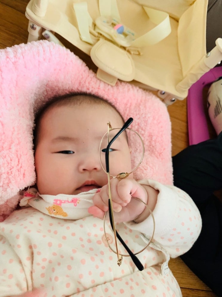  되집기 성공과 엄마 안경 스틸.