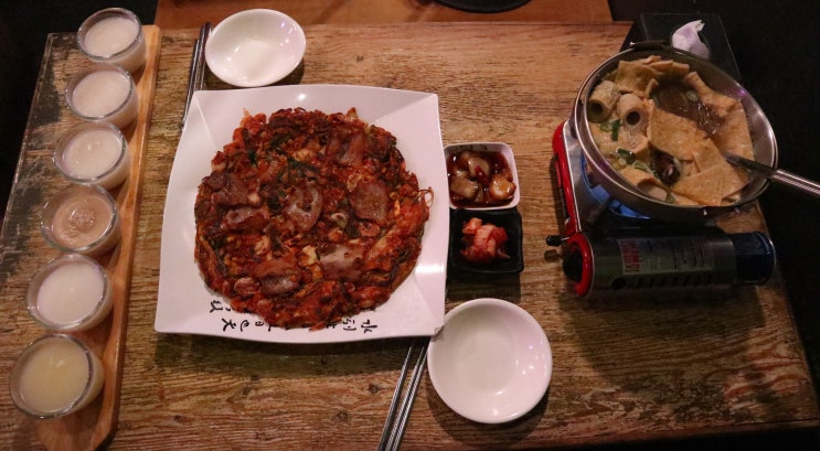 홍대막걸리집 막걸리싸롱, 삼겹김치전에 다양한 쌤플러 마시기