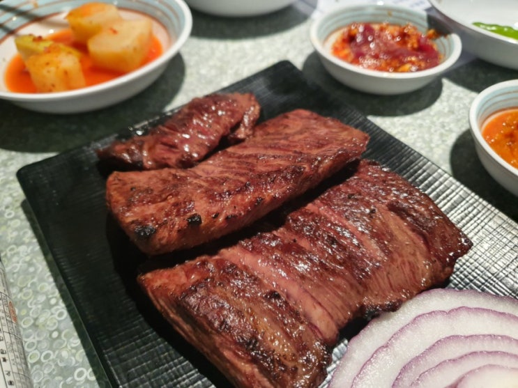  양재역고기집 양념육회와 안창살 스테이크가 맛있는 한우식당 [우산식당]