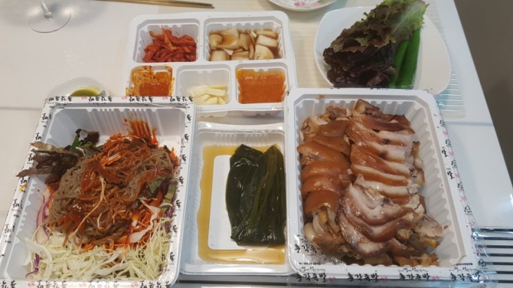 오늘은 삼삼데이 : 삼겹살 대신 족발 먹었어요 / 명덕 총각 족발 계대 정문점 방문 포장 / 부드러운 온족발과 와인 / 족발 맛집 오늘은 삼삼데이 : 삼겹살 대신 족발 먹었어요 / 명덕 총각 족발 계대 정문점 방문 포장 / 부드러운 온족발과 와인 / 족발 맛집