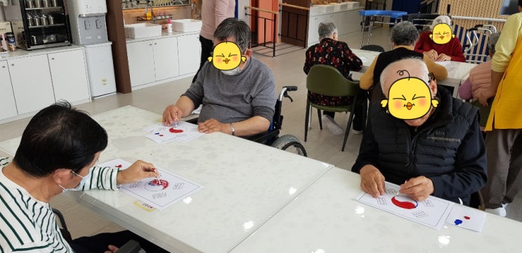  [파주주간보호센터 파주데이케어 어르신유치원] 삼성재활주간보호센터 인지활동프로그램 (3.1절 맞이 태극기 만들기)