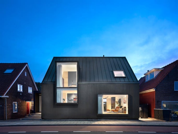 심플 매스 효과적 동선 구축 옥상 품은 박공지붕 현대주택 건축