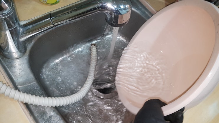  뚫어 뻥 약품을 부어도 배관이 역류할 때