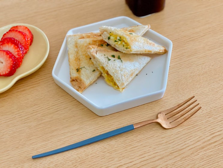  홈카페 느낌이 나는 브런치 샌드위치 메이커로 '콘 에그 포켓 샌드위치' 맛있게 만드는 방법