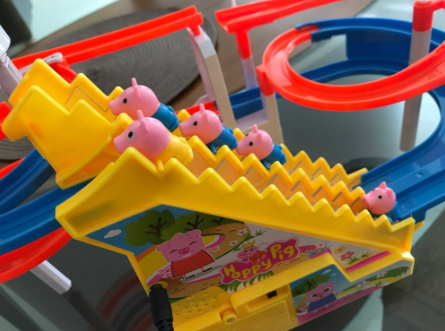 [알리익스프레스] Peppa 돼지 장난감 조지 가족 교육 장난감 전기 음악 트랙 사다리 슬라이드 플라스틱 장난감 어린이 PEPPAPIG 생일 선물