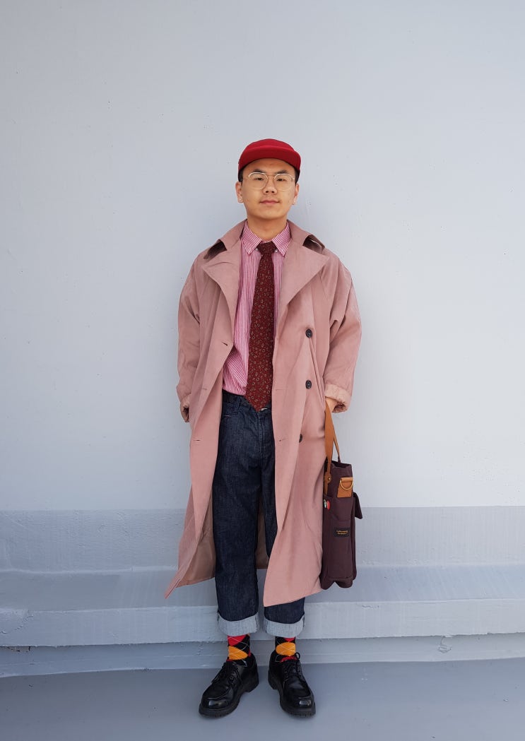  조커윤 데일리룩156 트렌치코트 슈프림캠프캡 넥타이셔츠 댄디룩 에이지브라운토드백