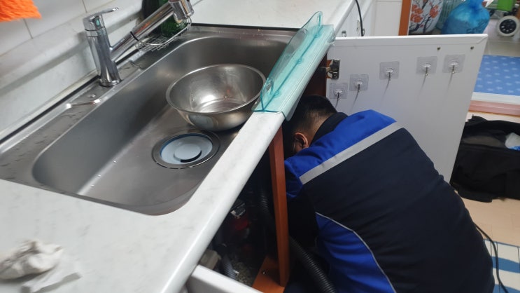  배관에 차있는 물이 물티슈와 같이 얼어서 막혔었네요