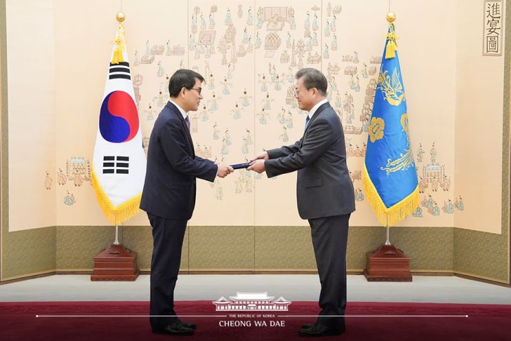 문재인<b>대통령</b>, 신임 <b>대법관</b> 등 <b>임명장</b> 수여식