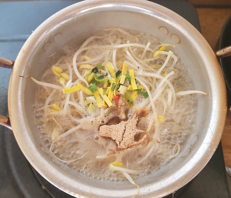 멸치 칼국수 라면 (콩나물 , 땡초 , 다진 마늘) 넣고 시원하게 먹기