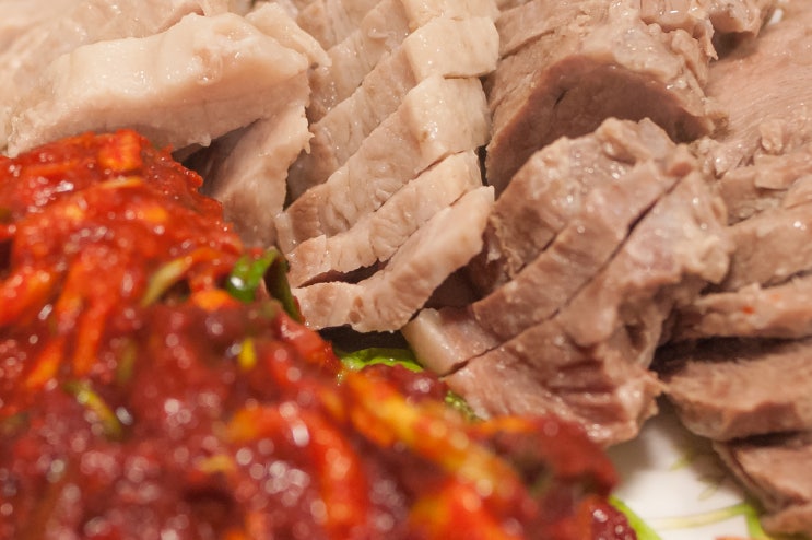  교대 맛집 '서리풀식당 다양한 부위를 사용한 보쌈'