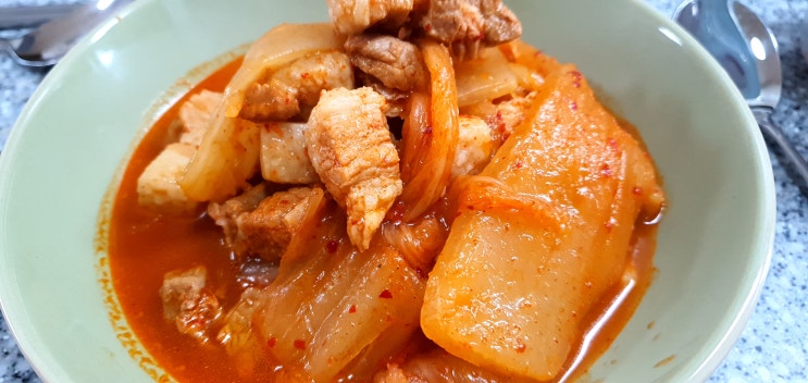  편하게 배송시켜먹는 돼지고기 쌩김치찜