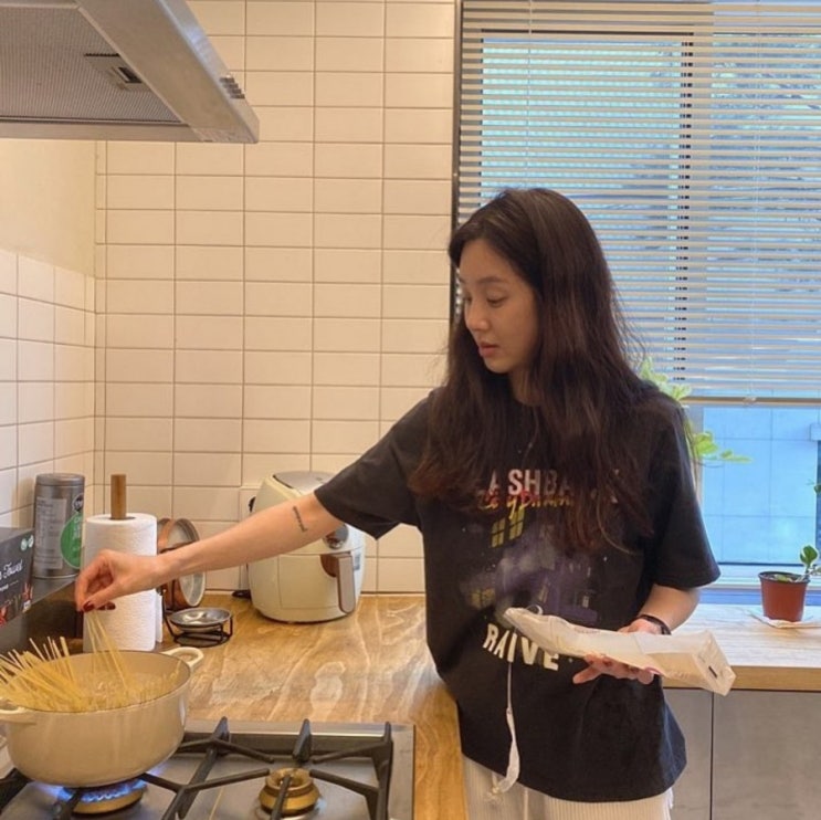  레이브: 정려원 인스타패션-[빈티지 워싱 프린트 티셔츠]