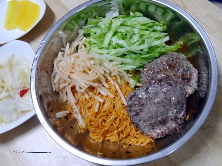  삼양 열무비빔면 고기와 비빔면조합 여름에 자주먹게 될듯~