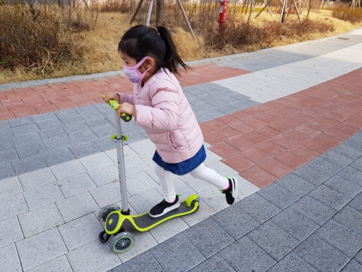  글로버 유아킥보드 플러스라이트로 집앞산책