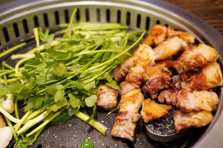  김해 삼방동 고깃집: 한재미나리와 삼겹살 찰떡궁합을 '천하왕소금구이'에서 맛보아요!