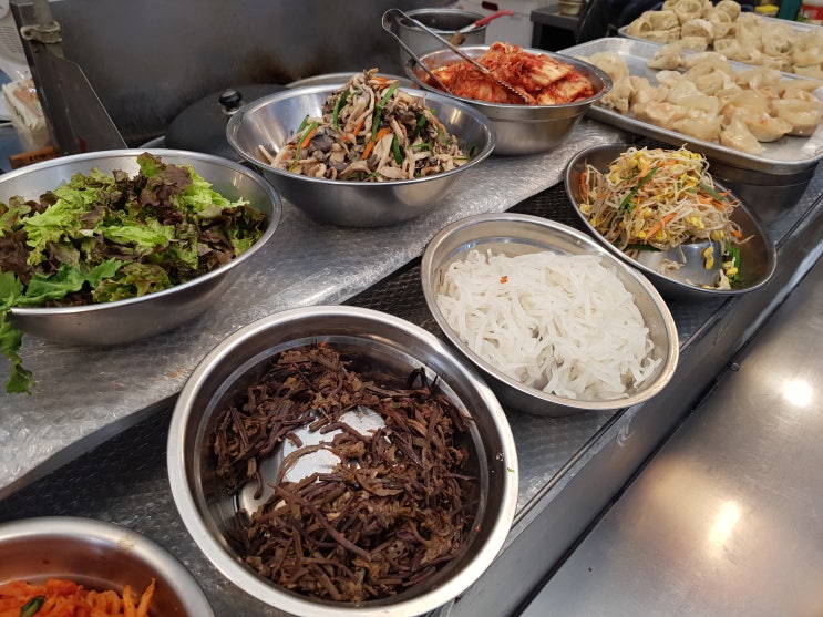  광장시장 비빔밥에는 신선함이 가득하다! 보리비빔밥 손칼국수