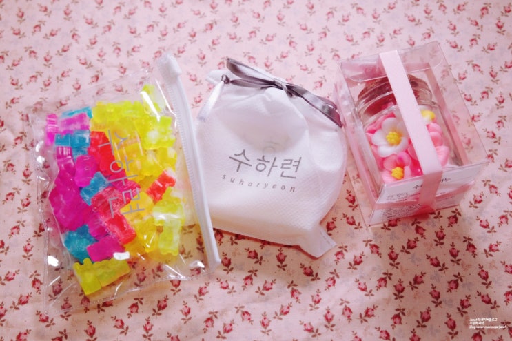 손씻기는 중요하니까 예쁜 비누로 씻기 by. 수하련 손씻기는 중요하니까 예쁜 비누로 씻기 by. 수하련