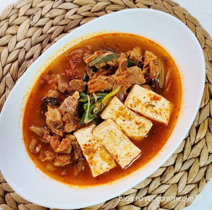 매일 먹어도 질리지 않은 익숙한 맛!!  돼지고기김치찌개