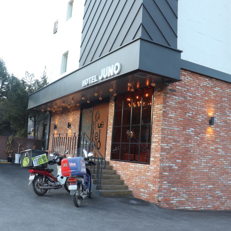  용인모텔 게이밍PC와 헤드셋이 있는 신축호텔