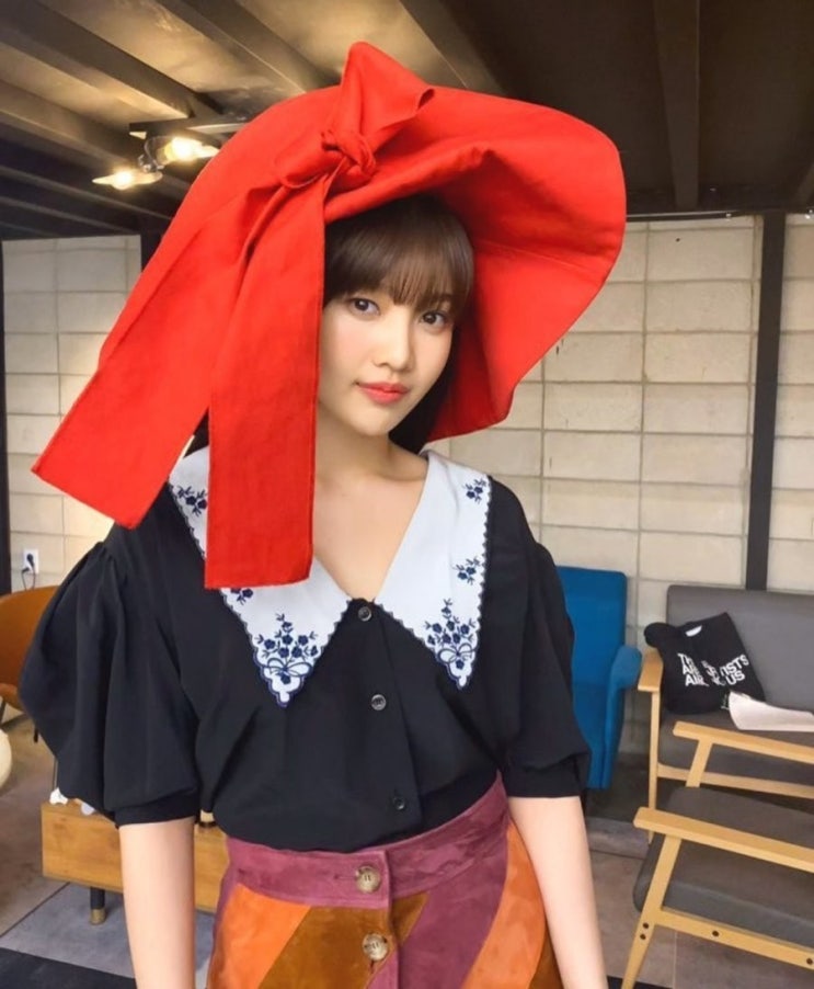  미우미우:레드벨벳 조이 인스타패션-[오버사이즈 칼라 퍼프 블라우스]