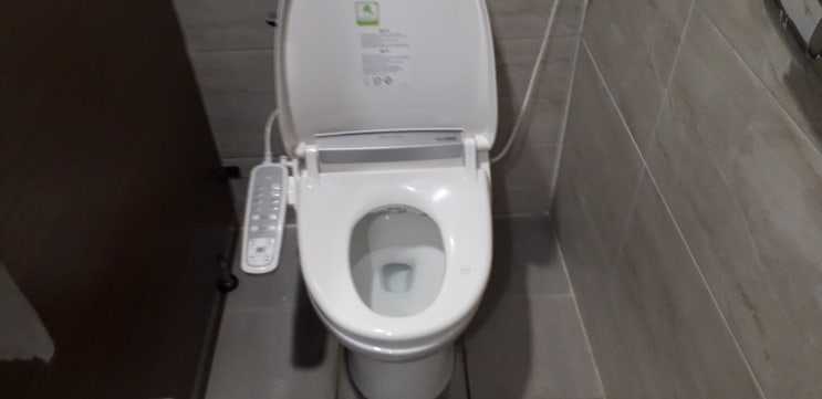  공기가 차서 변기 물이 안내려가요.