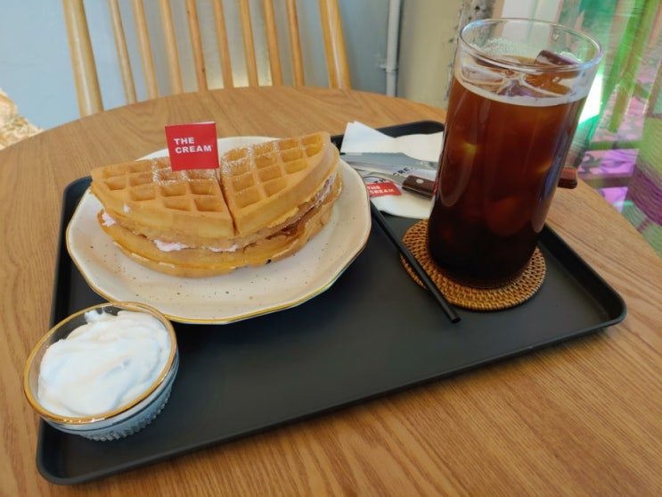장안동 카페 분위기 좋은 더크림에서 아메리카노와 와플을 장안동 카페 분위기 좋은 더크림에서 아메리카노와 와플을