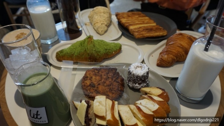 [여수/웅천] 크루아상이 맛있는 예쁜 카페 :: 리트커피