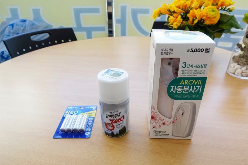 다이소 방향제 자동분사기 담배냄새가 너무 심해서 구입했어요