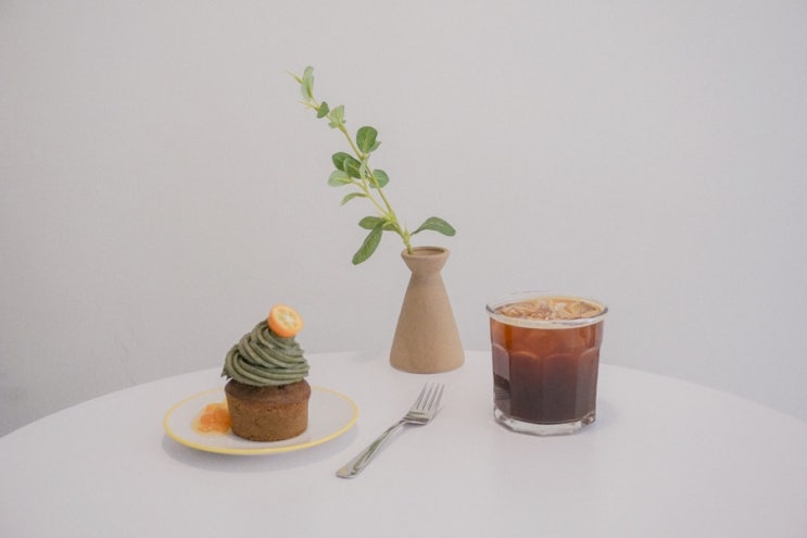  성북동/성신여대 카페 '평행선' ;쑥 컵케이크가 맛있는 깔끔한 카페