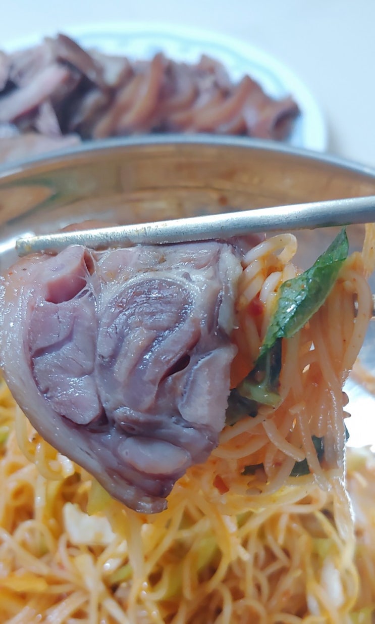  비빔국수는 족발과 먹음  꿀맛