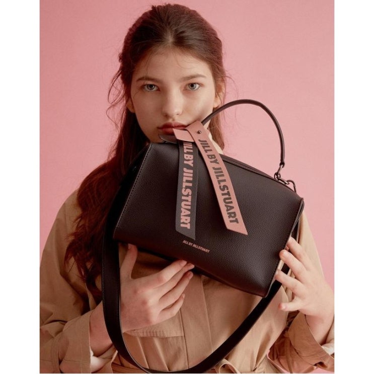 질 바이 질스튜어트 악세서리 20SS 블랙 가죽 로고 리본장식 토트백 JLBA0E560BK 추천해요 질 바이 질스튜어트 악세서리 20SS 블랙 가죽 로고 리본장식 토트백 JLBA0E560BK 추천해요