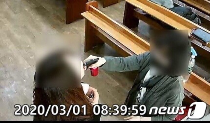 ‘은혜의 강 교회’ 무더기 감염…“목사 부인이 소금물 뿌렸다” | 뉴스1