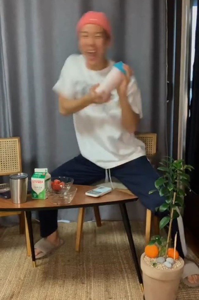  딸기라떼 만드는 위너 이승훈