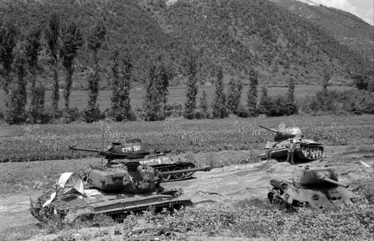 다부동 전투시 파괴된 북한군의 329번 T-34/85 쌀가마 전차