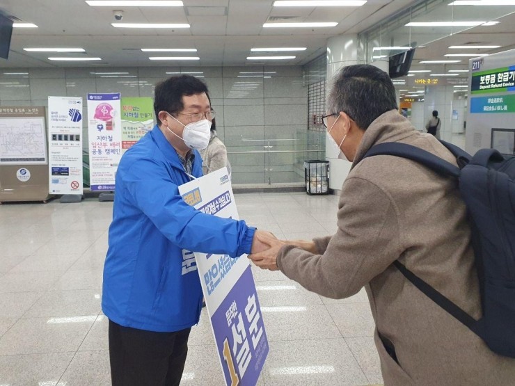  부천시청역에서 출근인사, 상동역에서 퇴근인사를 드렸습니다.