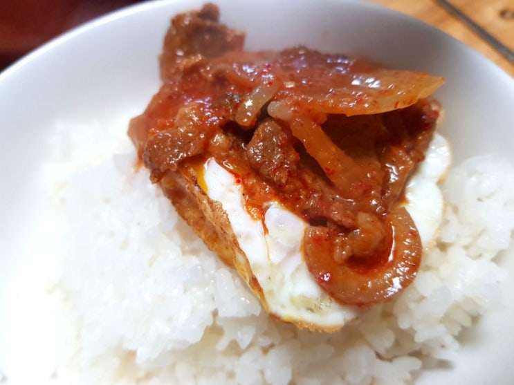  어제 먹고 남아있던 두루치기에 계란후라이(반숙)를 더해 맛있는 야식을~