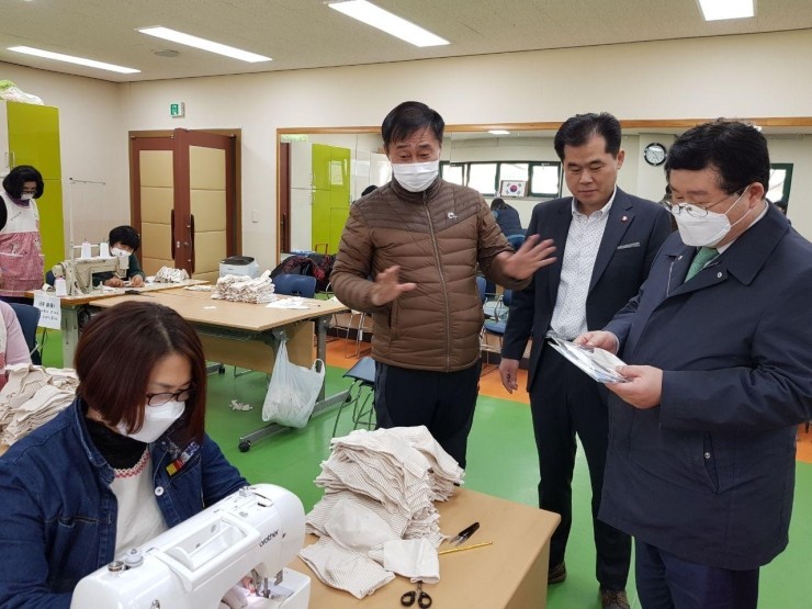  상3동 주민센터를 방문해 면 마스크 제작 자원봉사자분들에게 감사 인사드렸습니다.