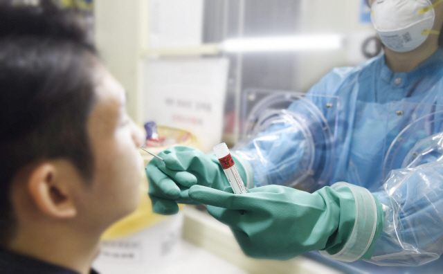 '확진자 공포'에 떠는 병원들…17세 소년은 그렇게 떠났다 (고열40.5도 청소년 돌려보낸 안심병원) '확진자 공포'에 떠는 병원들…17세 소년은 그렇게 떠났다 (고열40.5도 청소년 돌려보낸 안심병원)