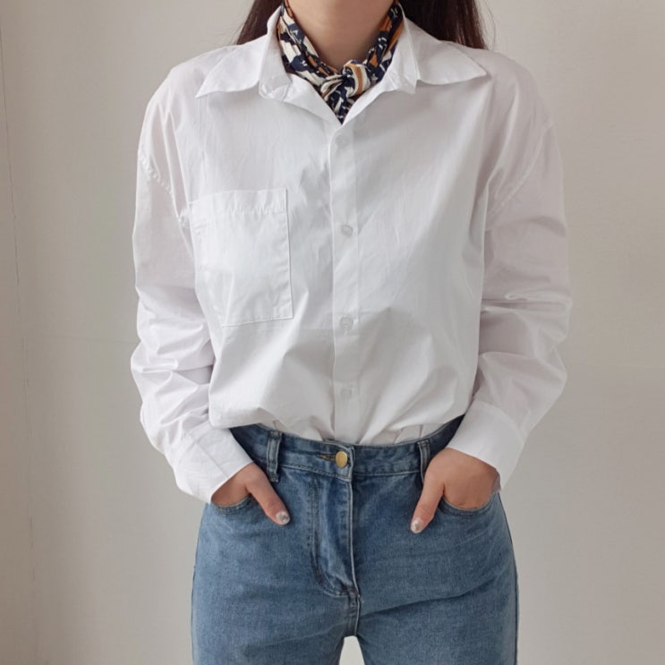  먼데이홀릭 화이트 포켓 카라 루즈핏 셔츠