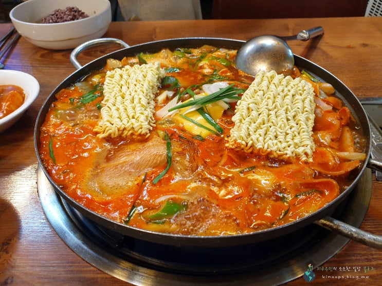  정자역점심식사 황금두꺼비부대찌개에서 해결