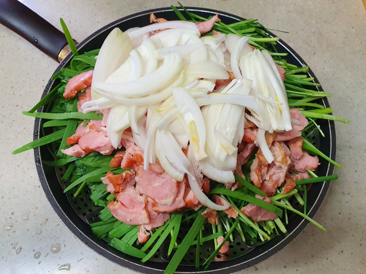  [아빠 집밥] 닭고기 훈제 부추 찜 요리했어요