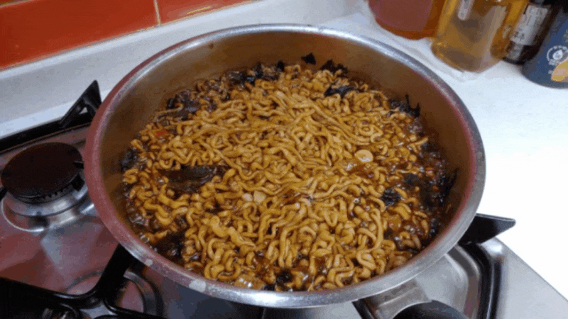 짜파구리 아니고 짜파게티 대신 오뚜기 진짜장으로 진짜구리 맛있게 끓이는 법! 꿩대신 닭? 어쩌면 청출어람 일지도! : 네이버 블로그